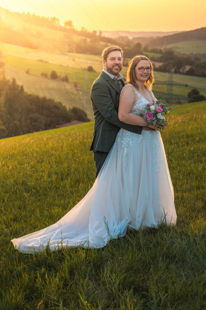Hochzeitsfotografin aus Olsberg (NRW) Winterberg Schmallenberg fotografiert Brautpaar im Sonnenuntergang